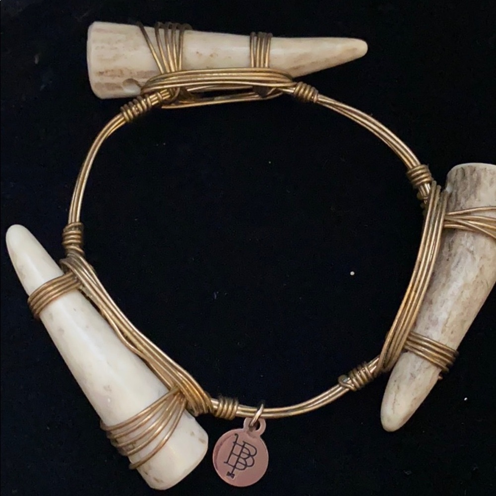 Horn bangle bracket